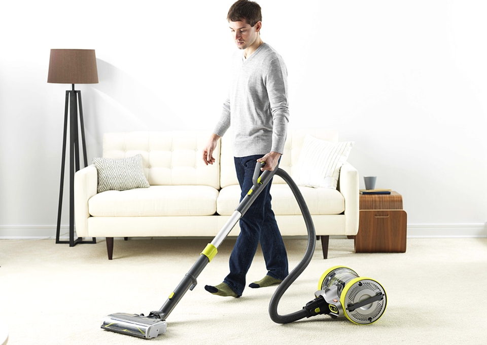 Можно вернуть пылесос в магазин. Vacuum Cleaner k11. Intelligent Vacuum Cleaner t-clean mk500s. Мужчина с пылесосом. Мужчина пылесосит.